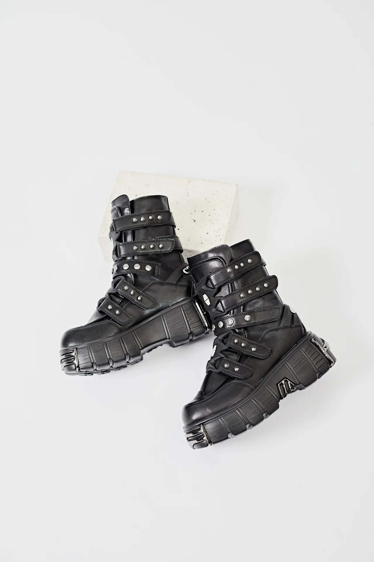 2025 Autumn and Winter New Women's Heavy Metal Platform Low-top Punk High-top Dark Motorcycle Boots Men