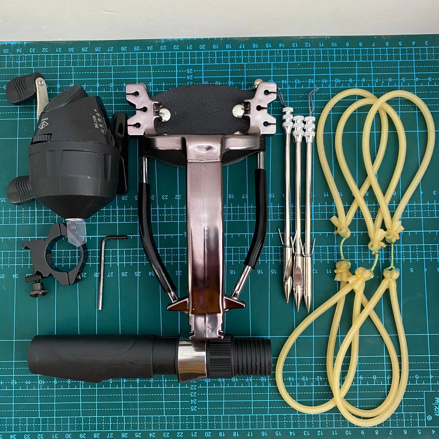 Outdoor Shooting Fishing Slingshot Hunting Arrow Darts Catapult With Rubber band Fishing reel/ Tactical game protective gloves