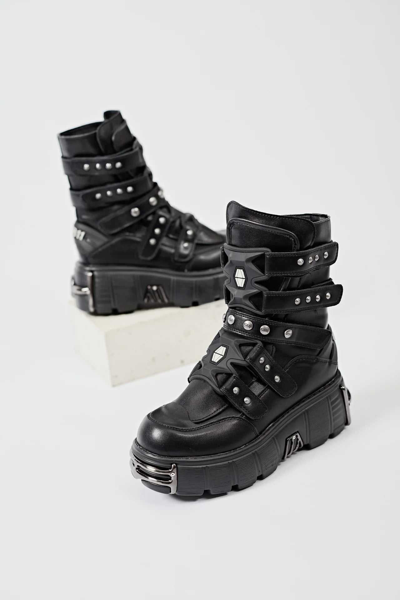 2025 Autumn and Winter New Women's Heavy Metal Platform Low-top Punk High-top Dark Motorcycle Boots Men