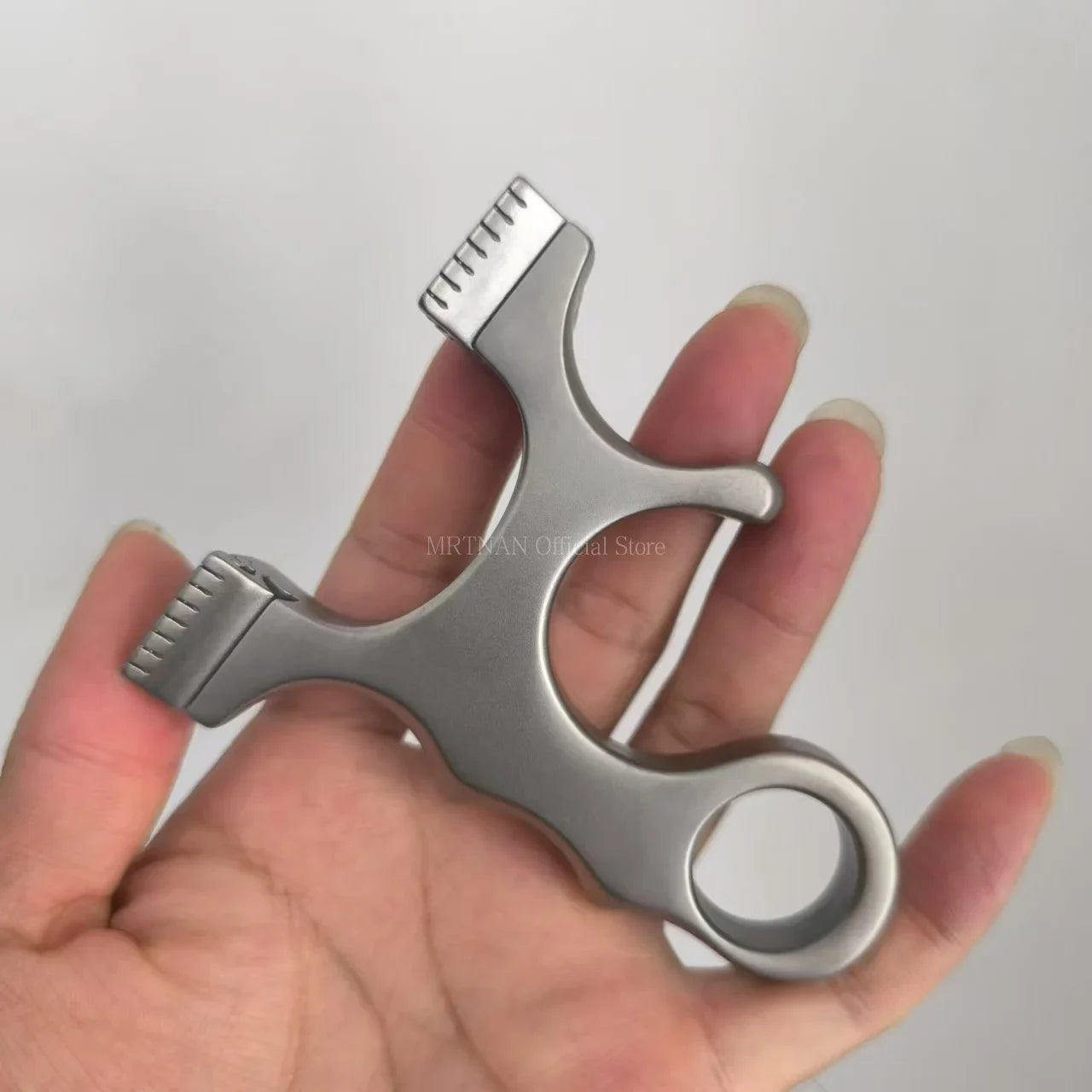 High Quality Hunting Shooting Titanium Alloy Slingshot with Flat Rubber Band Catapult Outdoor Sports Accessories