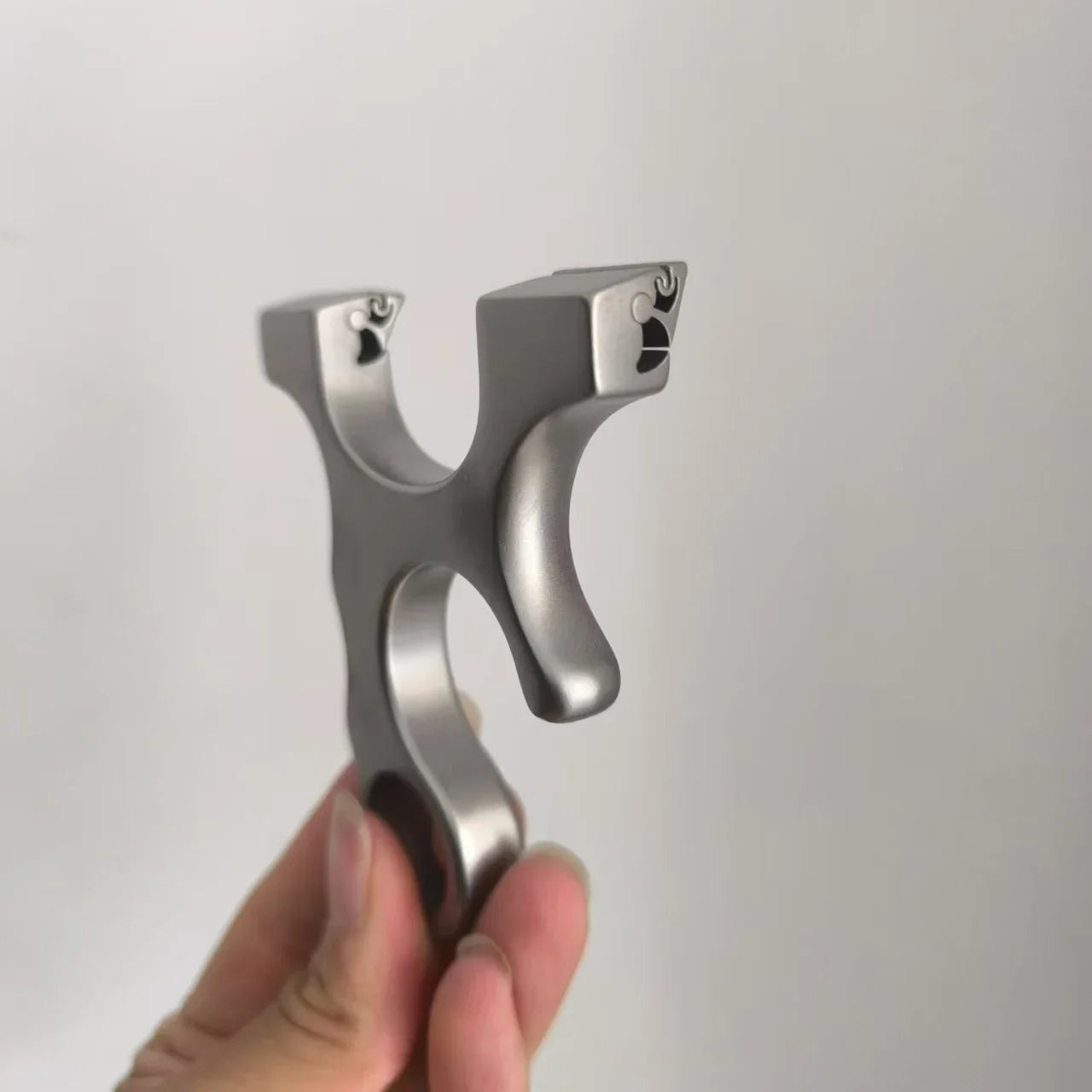 High Quality Hunting Shooting Titanium Alloy Slingshot with Flat Rubber Band Catapult Outdoor Sports Accessories