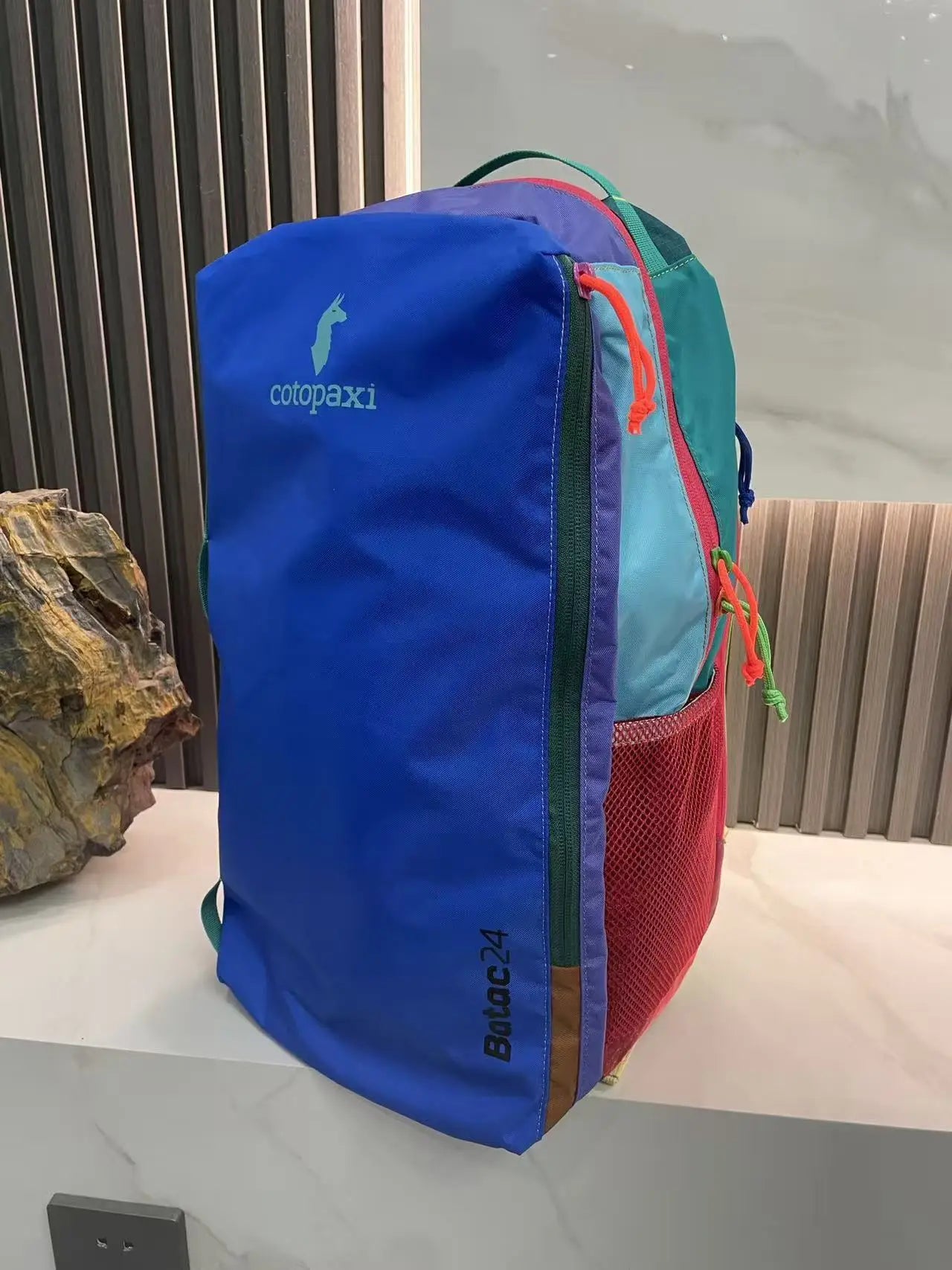 24L Alpaca 28L Hiking Backpack, Lightweight Travel Daypack for Trekking, Large Capacity Dopamine Sports Rucksack for Men & Women