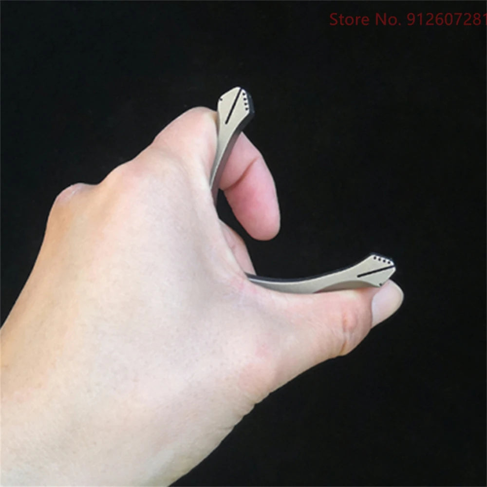 High-quality Outdoors Titanium Alloy Hunting Slingshot with Flat Rubber Band Shooting Tactical Game Equipment Catapult Toys Bow