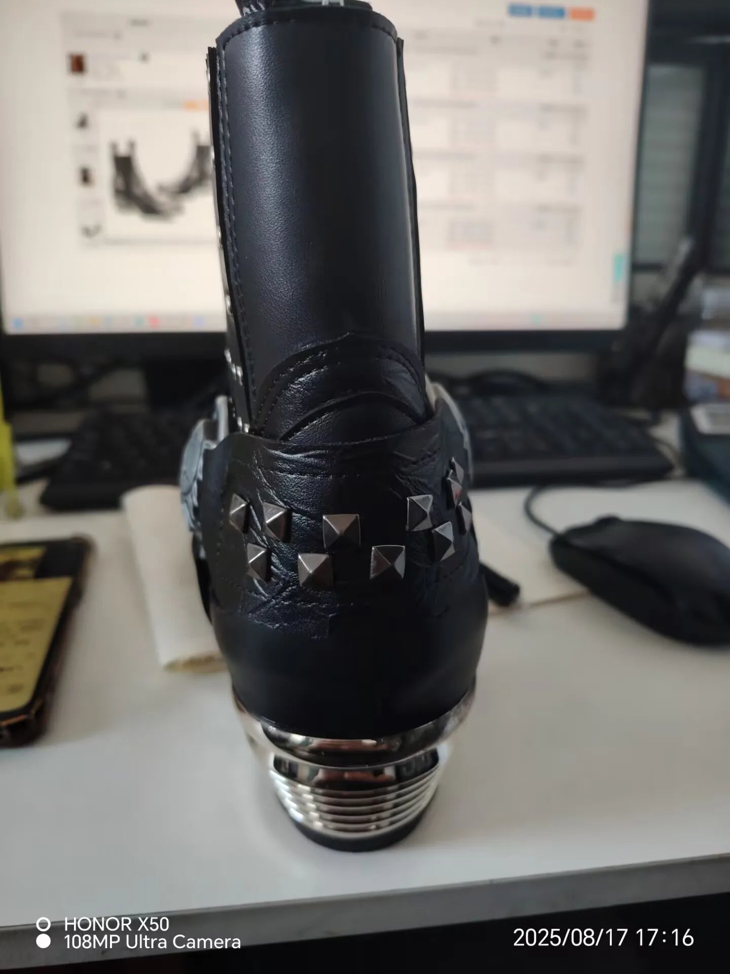 2025 New Men Popular Pointed Western Short Spanish Tide Brand Punk Rivet Leather Women Sneakers Chelsea Boots