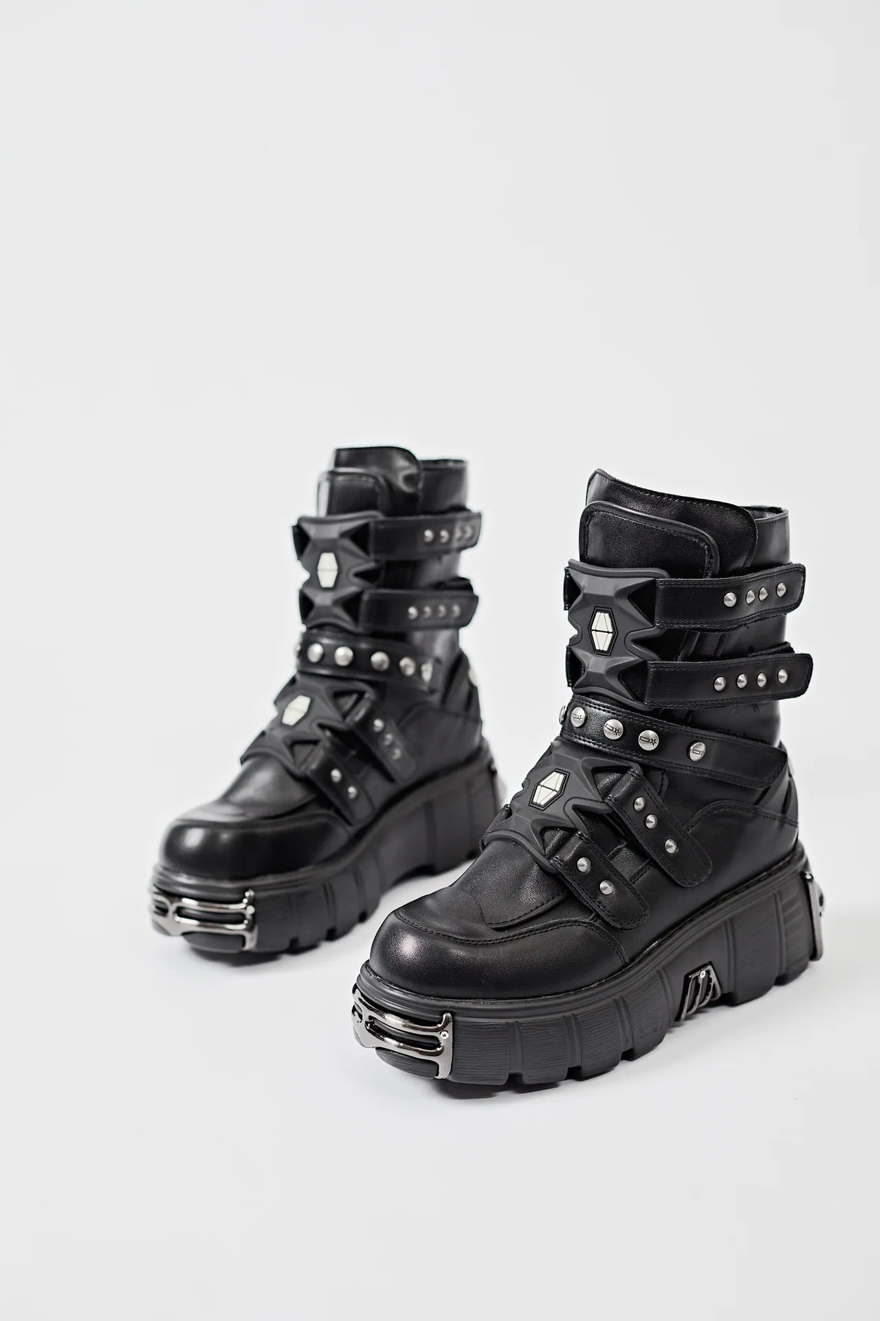2025 Autumn and Winter New Women's Heavy Metal Platform Low-top Punk High-top Dark Motorcycle Boots Men