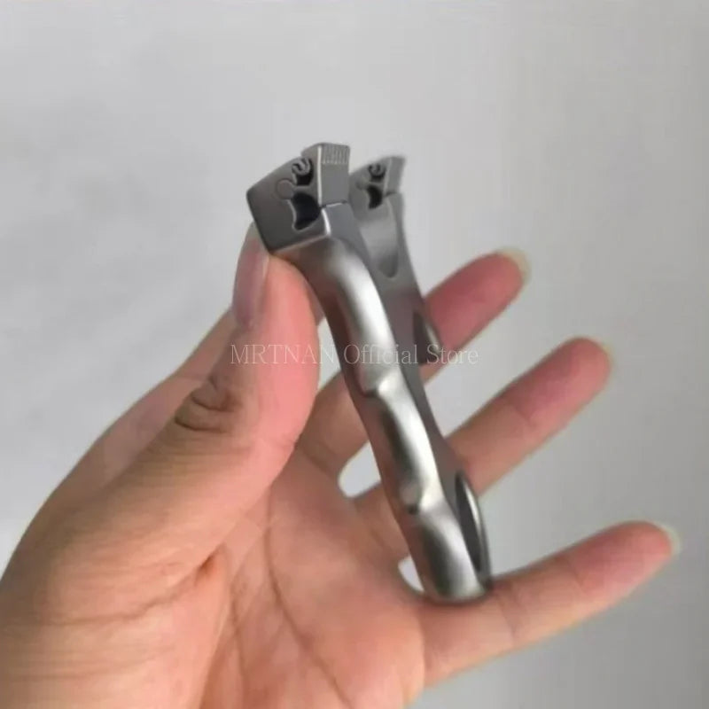 High Quality Hunting Shooting Titanium Alloy Slingshot with Flat Rubber Band Catapult Outdoor Sports Accessories