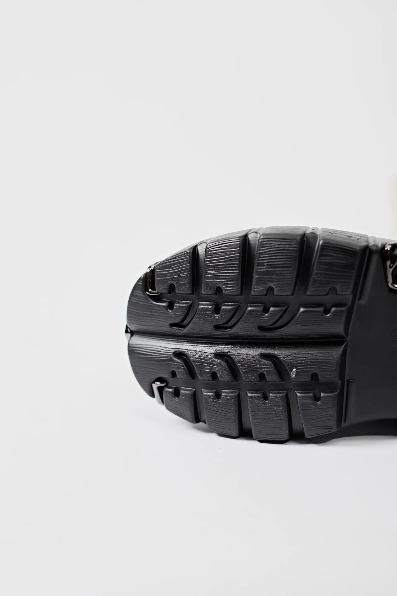 2025 Autumn and Winter New Women's Heavy Metal Platform Low-top Punk High-top Dark Motorcycle Boots Men