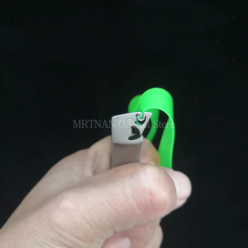 High-quality Titanium Alloy Slingshot with Rubber Band Professional Outdoor Sports Hunting Shooting Catapult Accessories